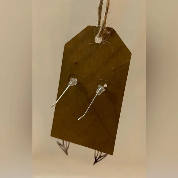 Elegant Floral Silver Tone Earrings - Picture 5 of 7